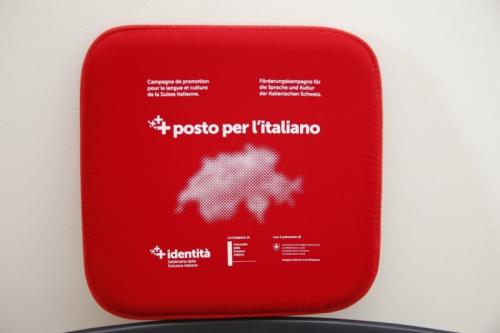 cuscino con logo Mariolini