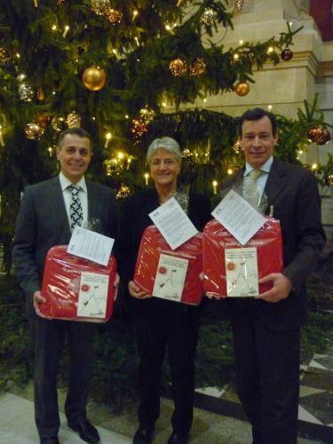 Ignazio Cassis, Silva Semadeni e Jörg De Bernardi con un regaol di Natale molto speciale